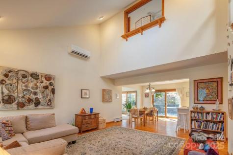 8 Cricket Lane Asheville NC 28804