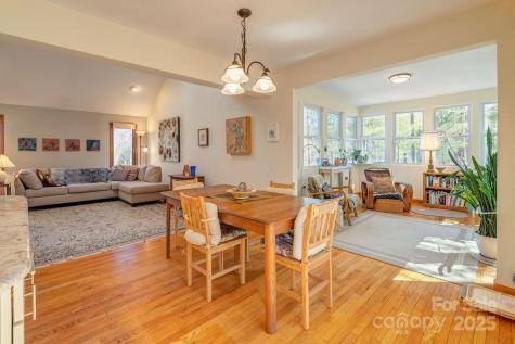 8 Cricket Lane Asheville NC 28804