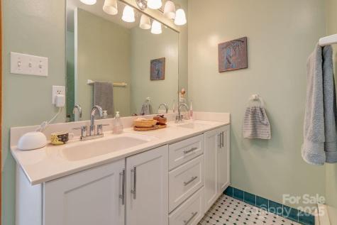 8 Cricket Lane Asheville NC 28804