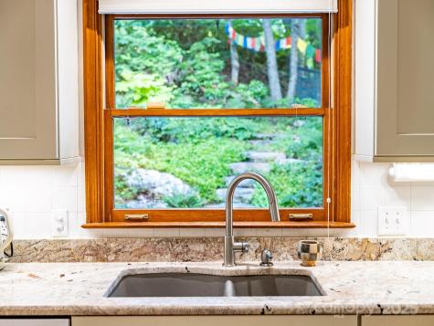 8 Cricket Lane Asheville NC 28804