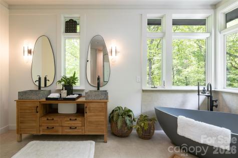 15 Hunters Way Asheville NC 28804