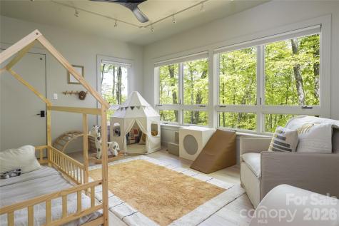15 Hunters Way Asheville NC 28804