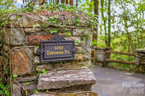 1052 Toxaway Drive Lake Toxaway NC 28747