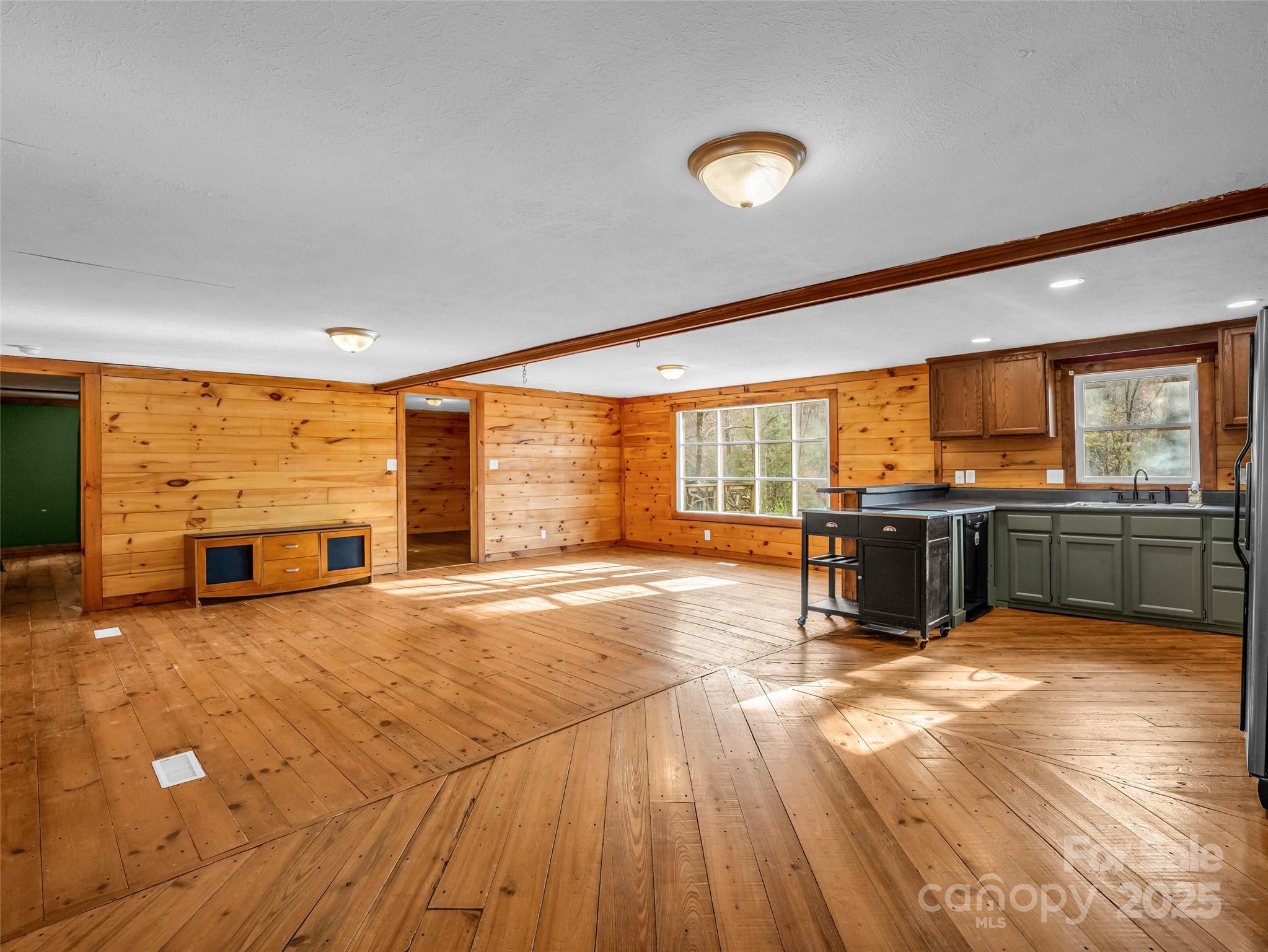 3620 Howard Gap Road Saluda NC 28773