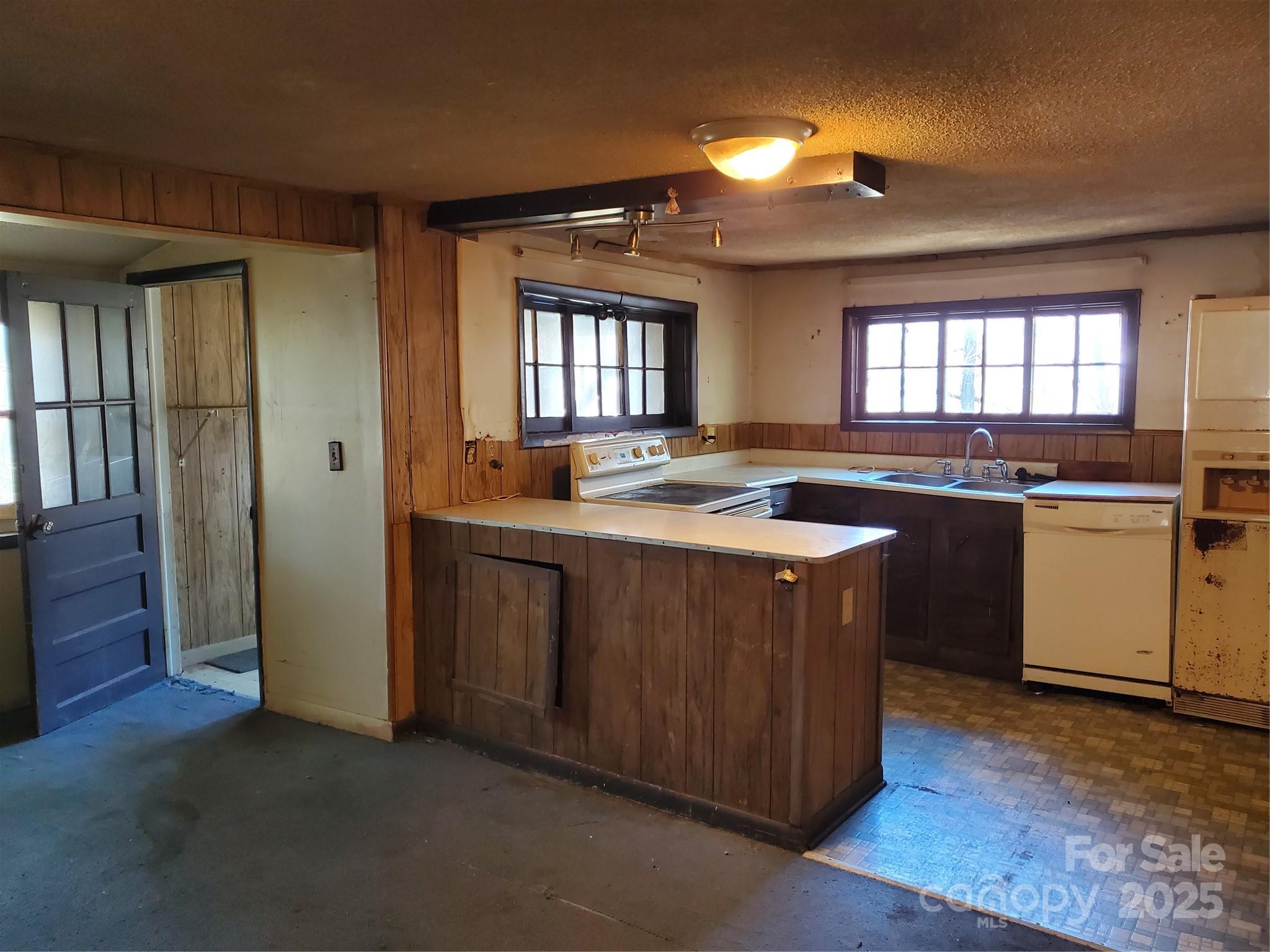 28 Plemmons Street Canton NC 28716