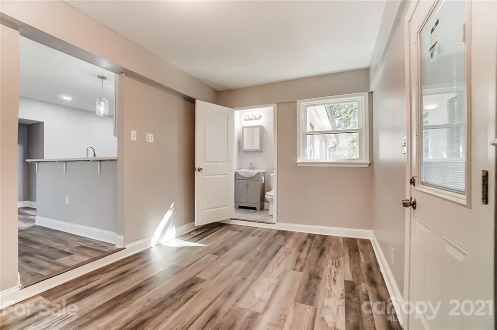 909 Crestmere Street Charlotte NC 28208