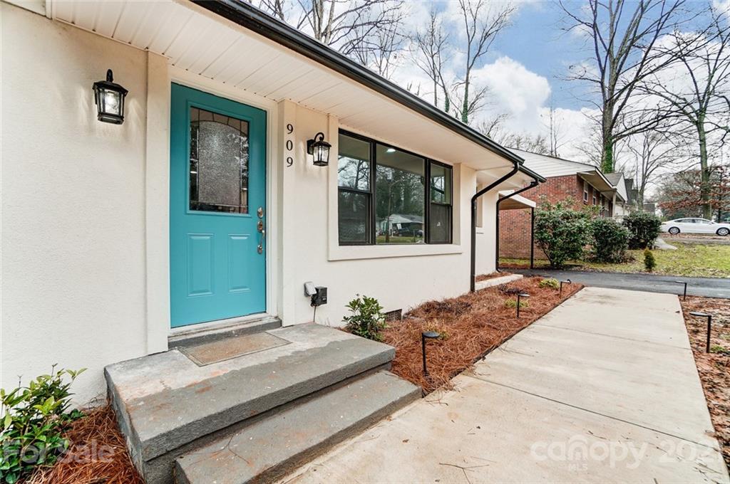 909 Crestmere Street Charlotte NC 28208