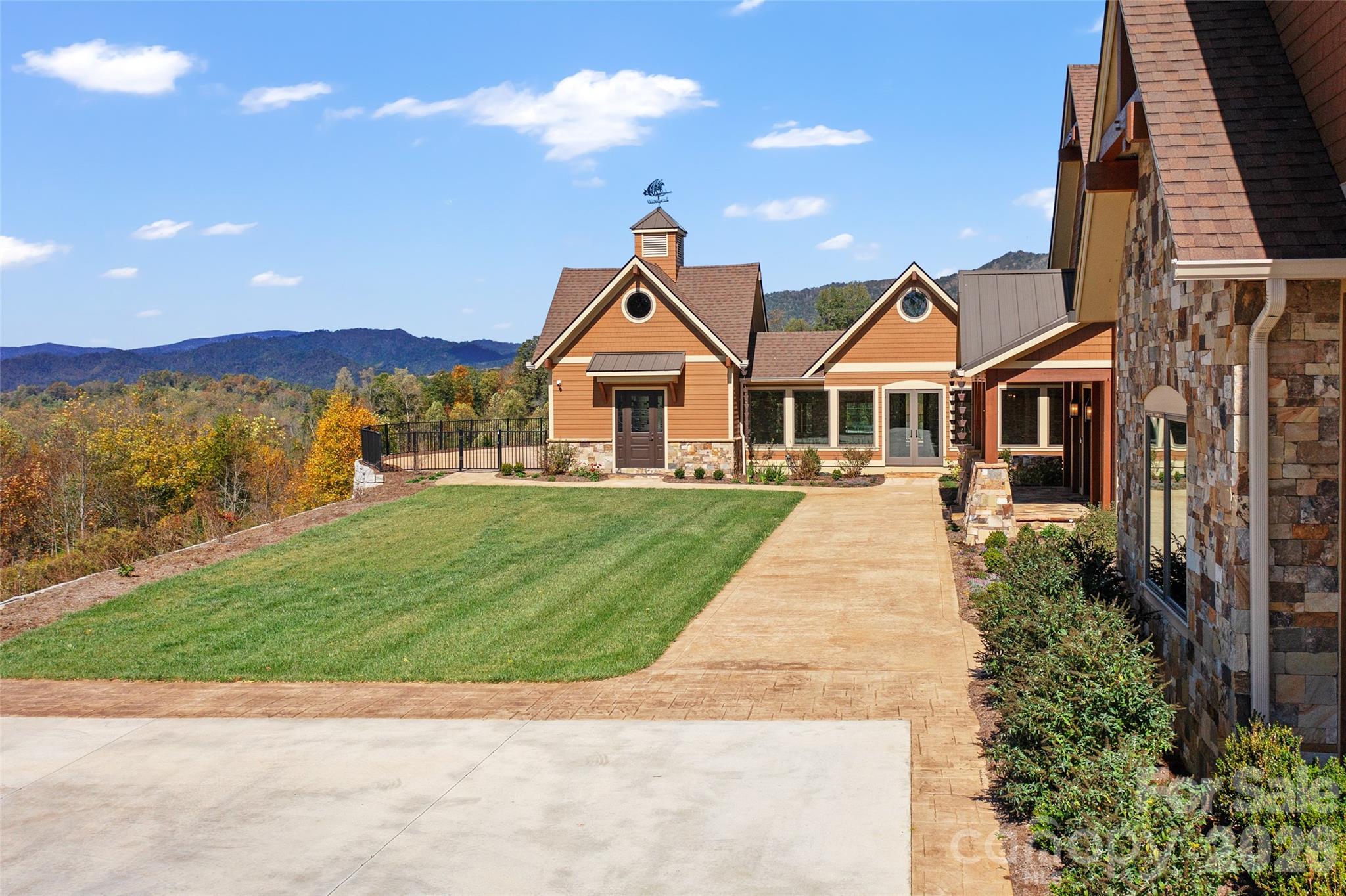 946 Ridge Road Green Mountain NC 28740