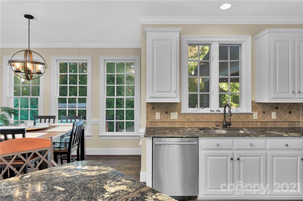 8742 Oakthorpe Drive Charlotte NC 28277