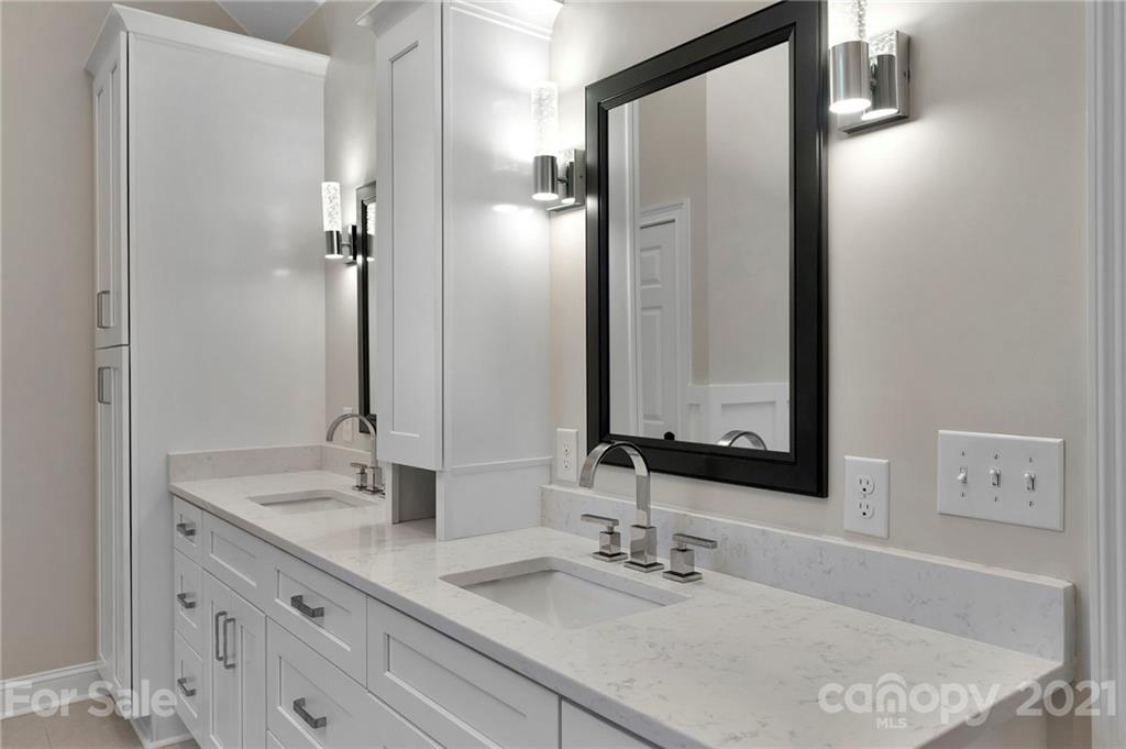 8742 Oakthorpe Drive Charlotte NC 28277