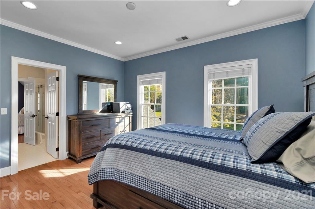 8742 Oakthorpe Drive Charlotte NC 28277