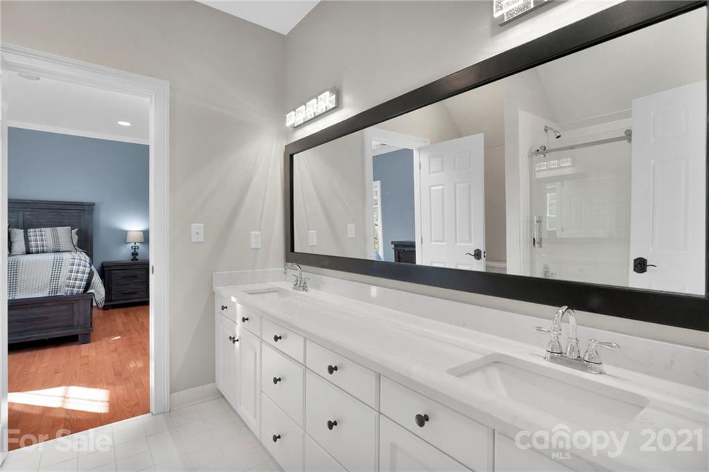 8742 Oakthorpe Drive Charlotte NC 28277