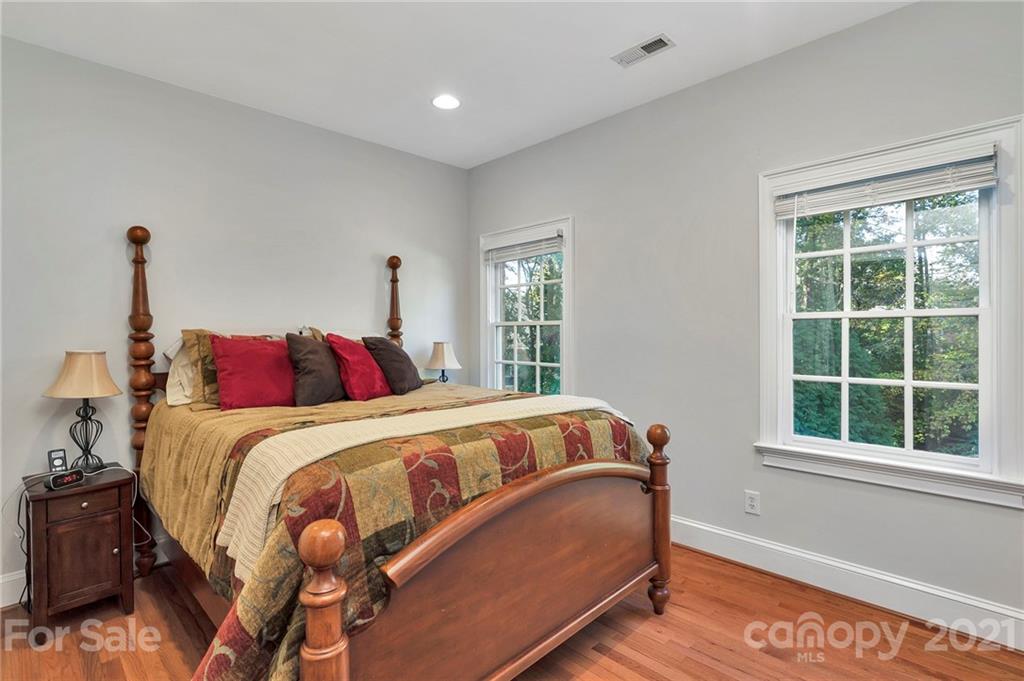 8742 Oakthorpe Drive Charlotte NC 28277