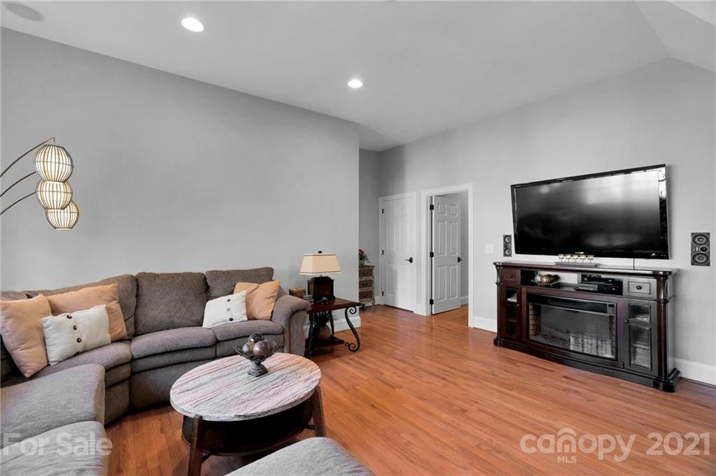 8742 Oakthorpe Drive Charlotte NC 28277