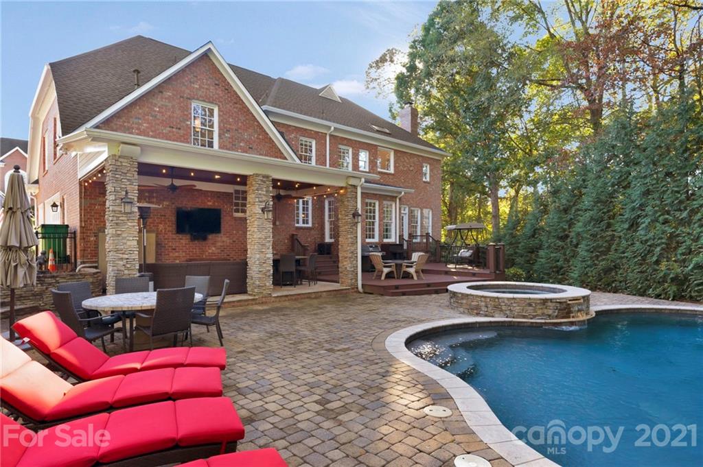 8742 Oakthorpe Drive Charlotte NC 28277