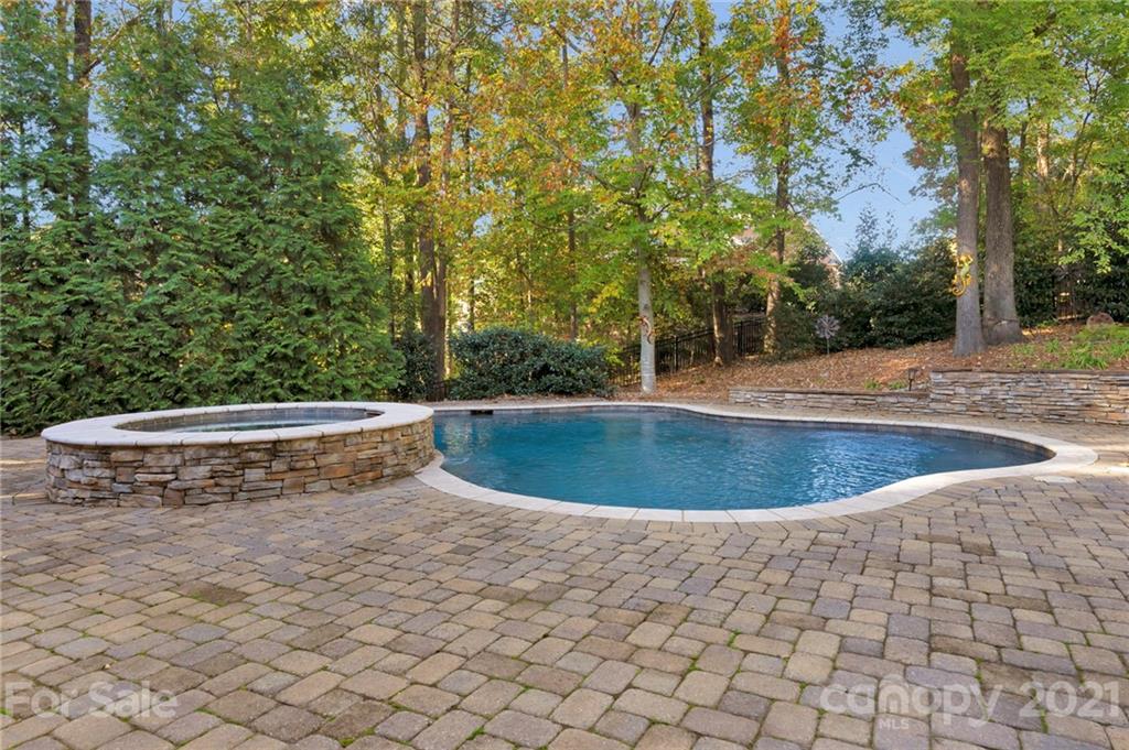 8742 Oakthorpe Drive Charlotte NC 28277