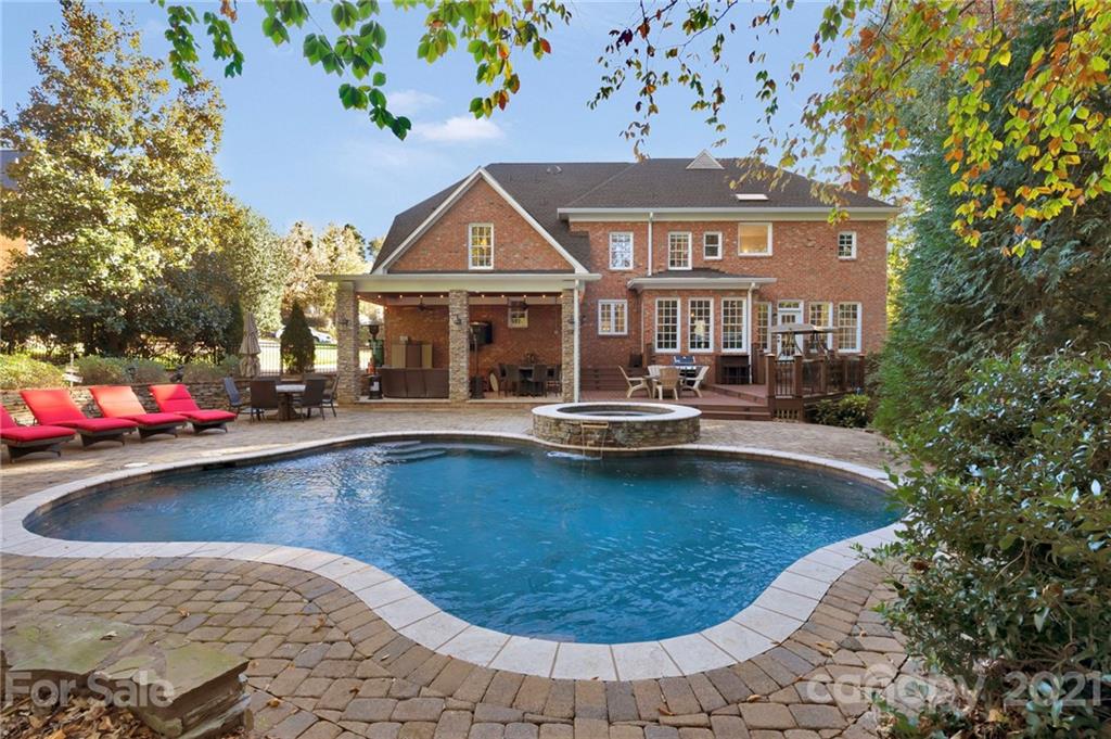 8742 Oakthorpe Drive Charlotte NC 28277