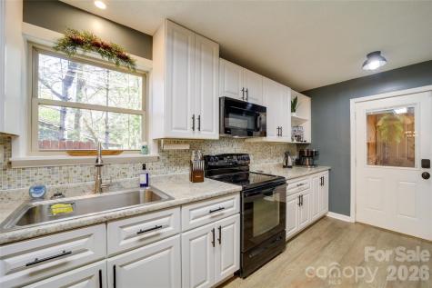 24 Oakwood Road Candler NC 28715