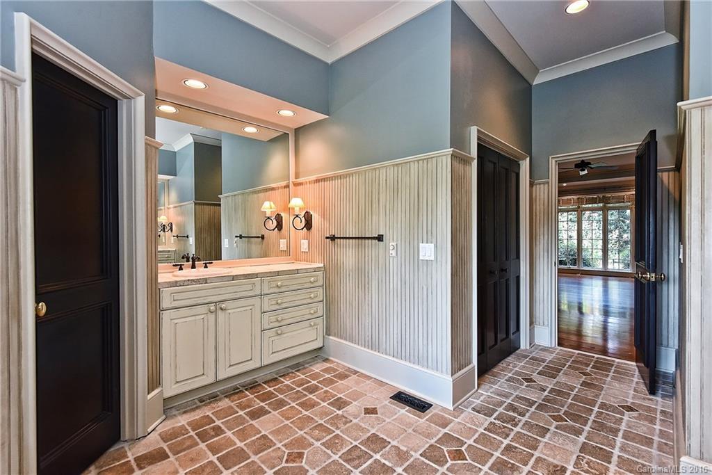4200 Fox Brook Lane Charlotte NC 28211