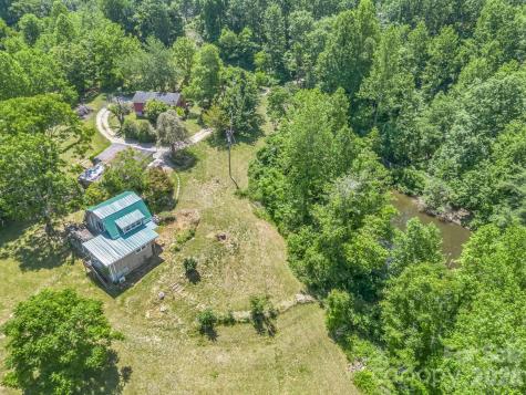 255 & 257 Crescent Street Saluda NC 28773