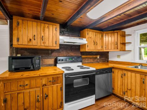 255 & 257 Crescent Street Saluda NC 28773