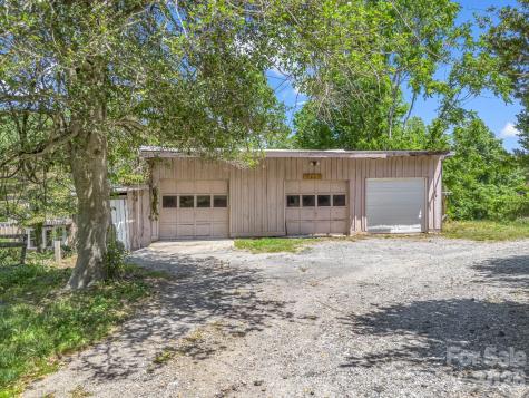 255 & 257 Crescent Street Saluda NC 28773