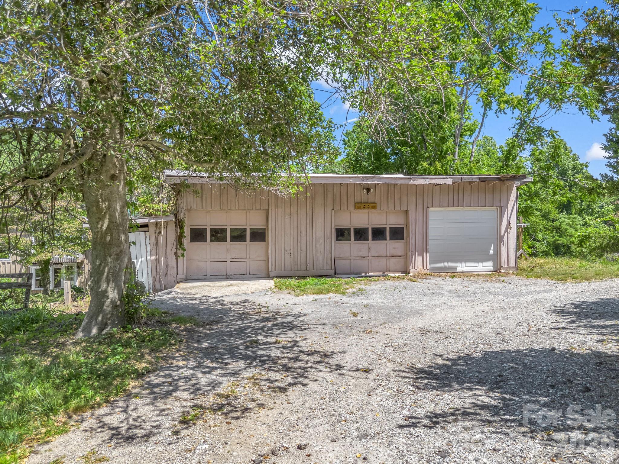 255 & 257 Crescent Street Saluda NC 28773