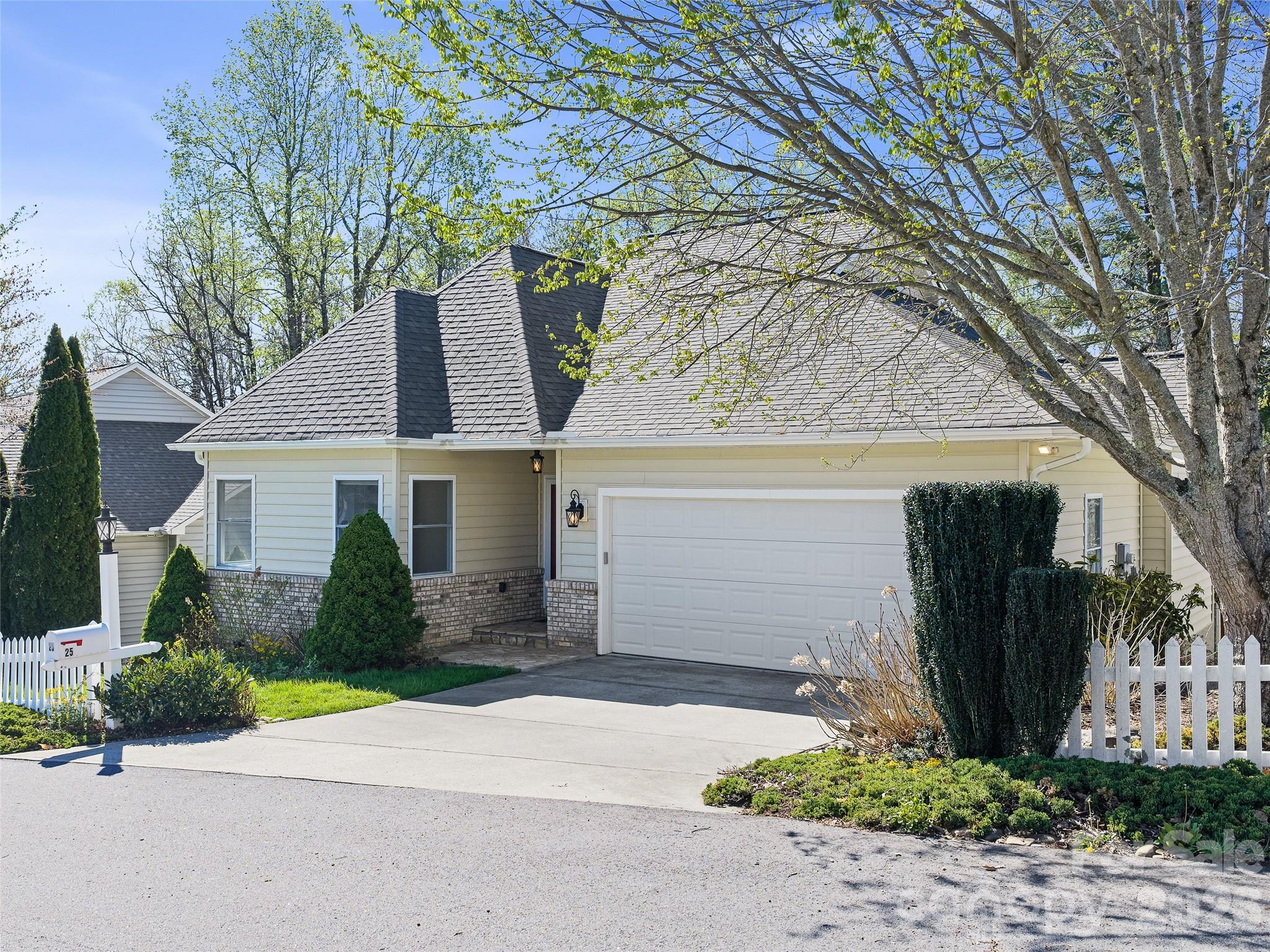 25 Ashefield Court Hendersonville NC 28791