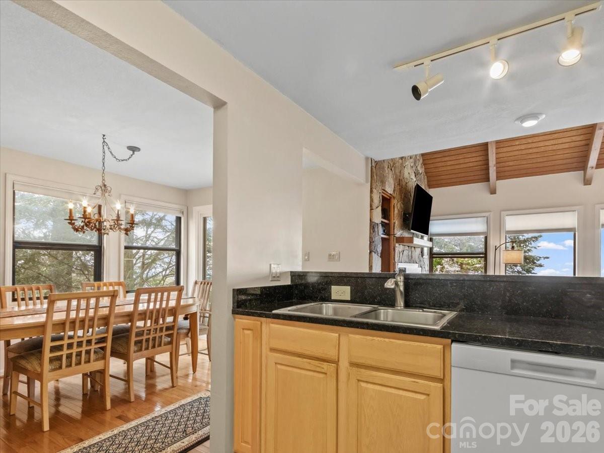 19 Lookout Loop Burnsville NC 28714