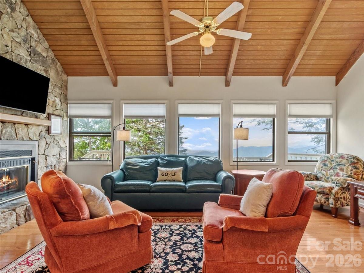 19 Lookout Loop Burnsville NC 28714