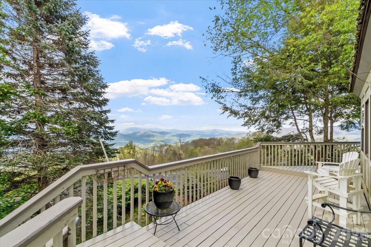 19 Lookout Loop Burnsville NC 28714