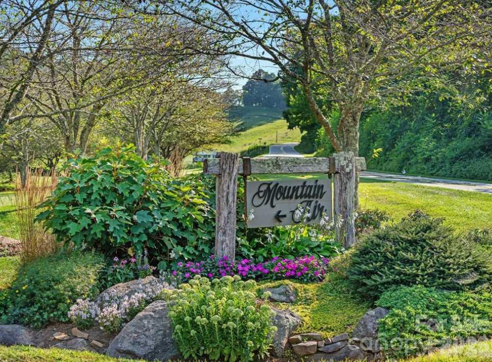 19 Lookout Loop Burnsville NC 28714