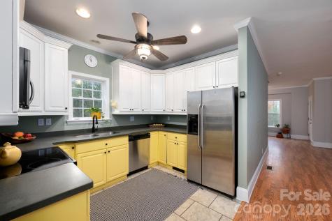 230 Graystone Drive Burnsville NC 28714