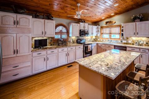 112 N Pinnacle Ridge Road Beech Mountain NC 28604
