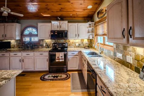 112 N Pinnacle Ridge Road Beech Mountain NC 28604