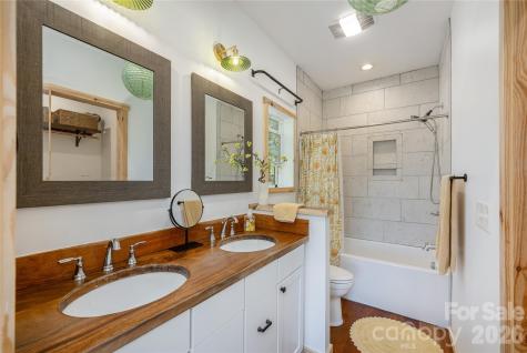 18 N Bear View Drive Hendersonville NC 28792