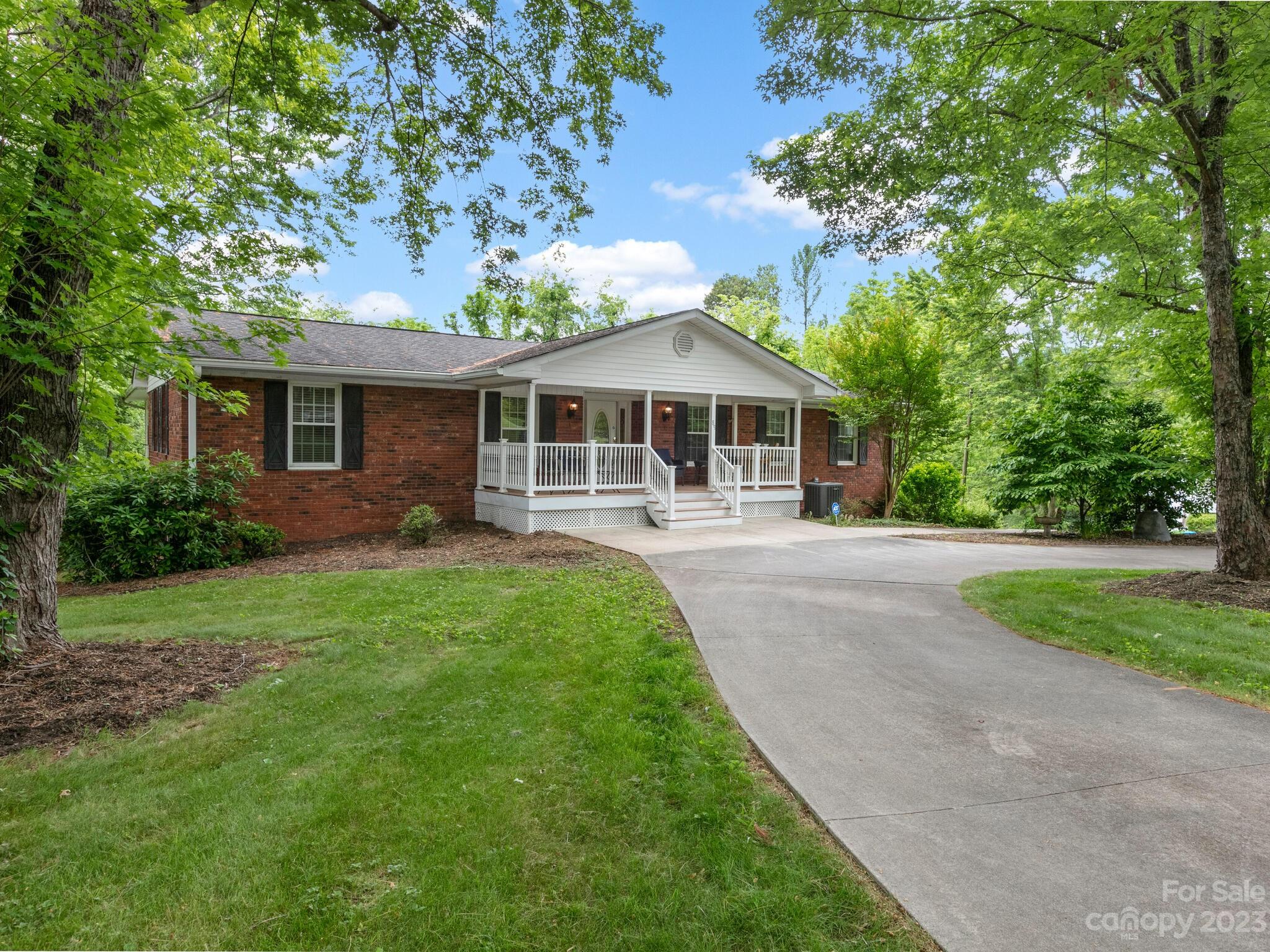 89 Twin Lakes Drive Candler NC 28715
