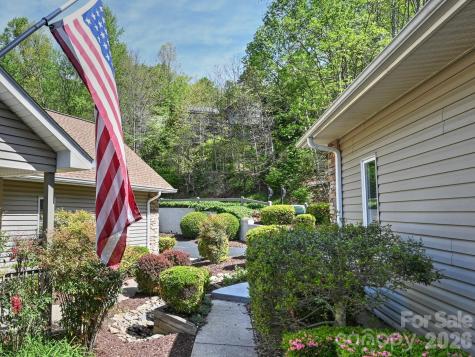 2208 E Cumming Woods Lane Hendersonville NC 28739