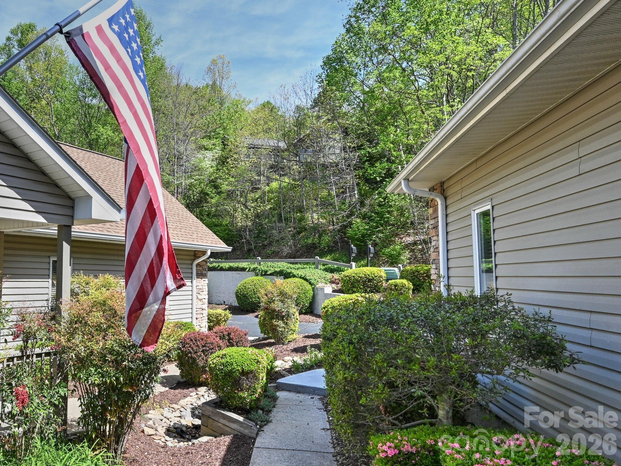 2208 E Cumming Woods Lane Hendersonville NC 28739
