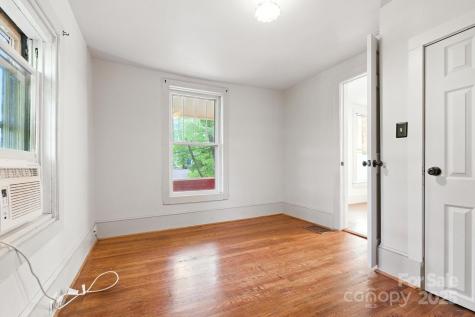 54 Downing Street Asheville NC 28806