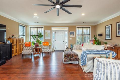 18 Hoye Lane Candler NC 28715