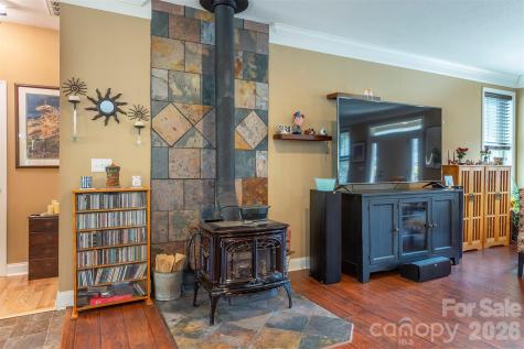 18 Hoye Lane Candler NC 28715