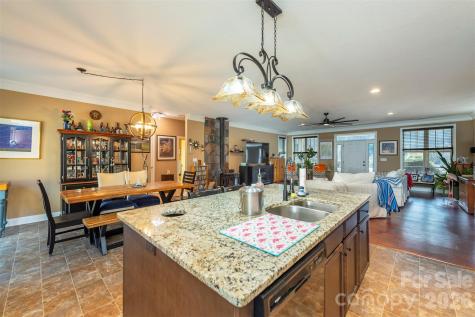 18 Hoye Lane Candler NC 28715