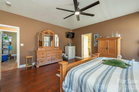 18 Hoye Lane Candler NC 28715