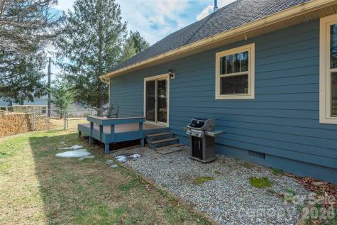 18 Hoye Lane Candler NC 28715