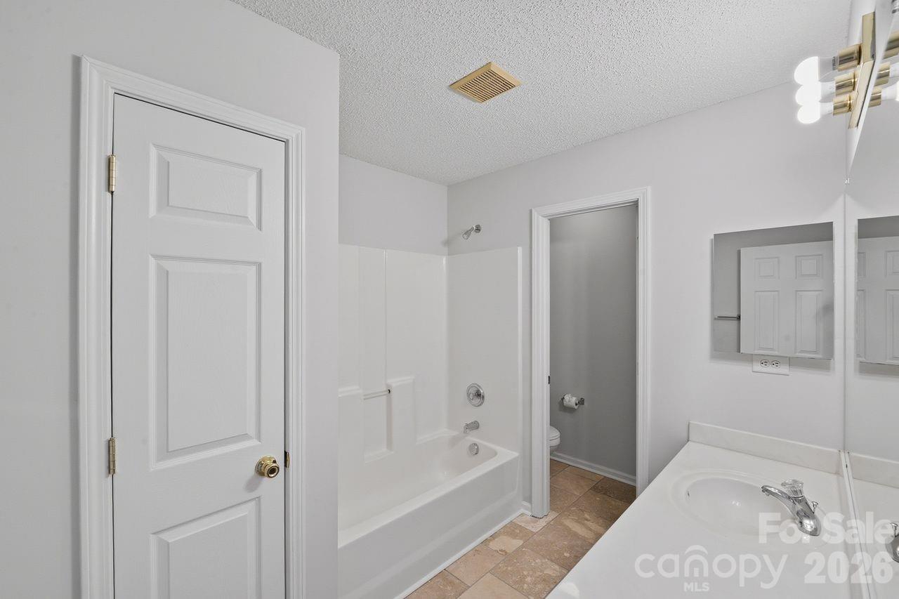 8221 Christmas Court Charlotte NC 28216