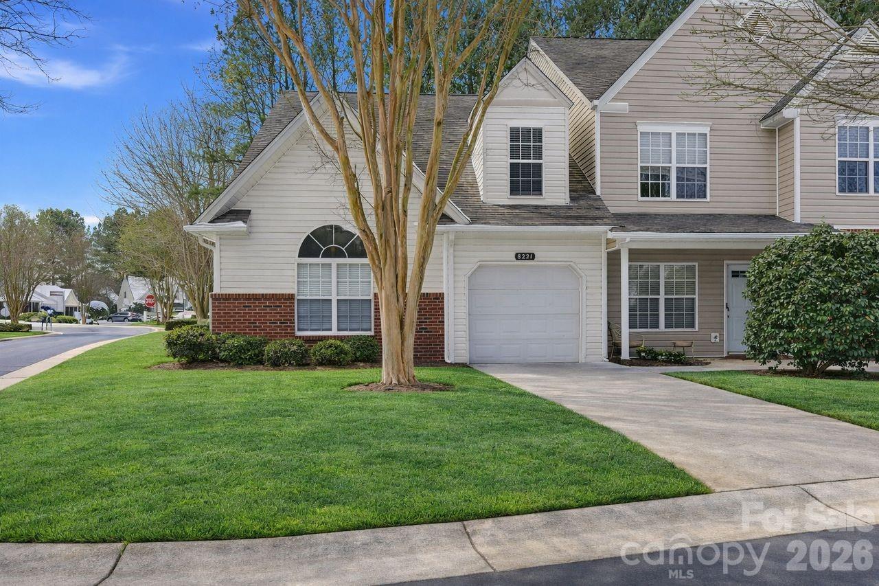 8221 Christmas Court Charlotte NC 28216