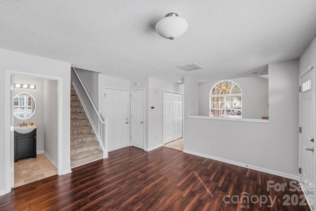 8221 Christmas Court Charlotte NC 28216