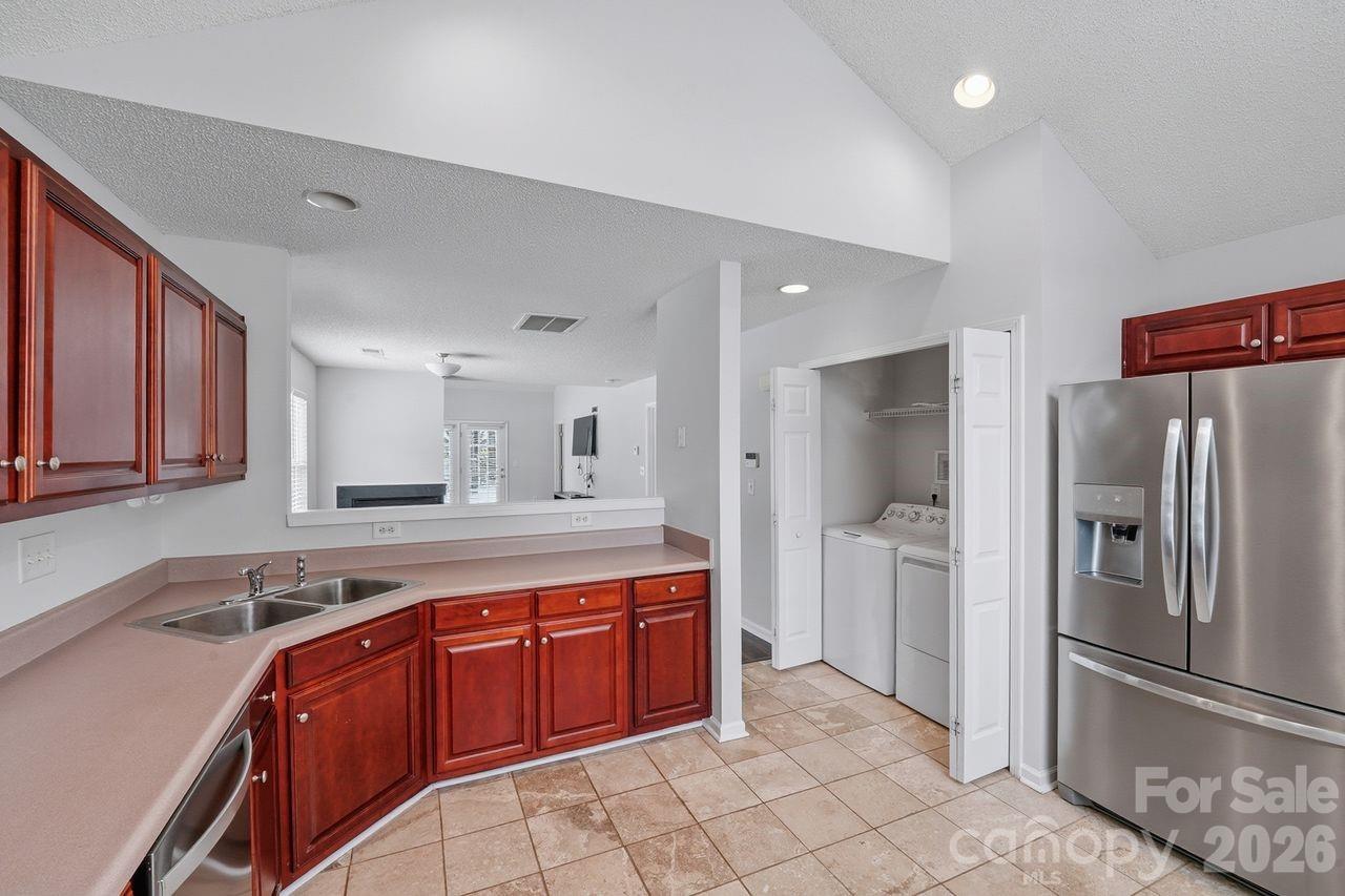 8221 Christmas Court Charlotte NC 28216