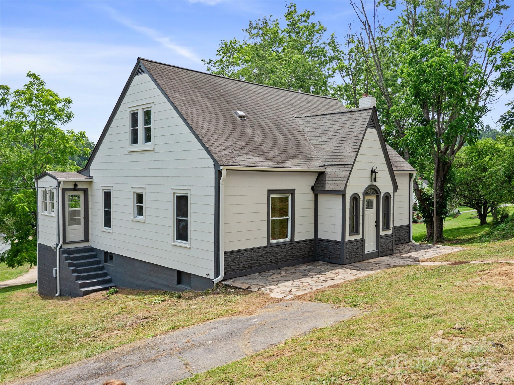 418 N Mitchell Avenue Bakersville NC 28705